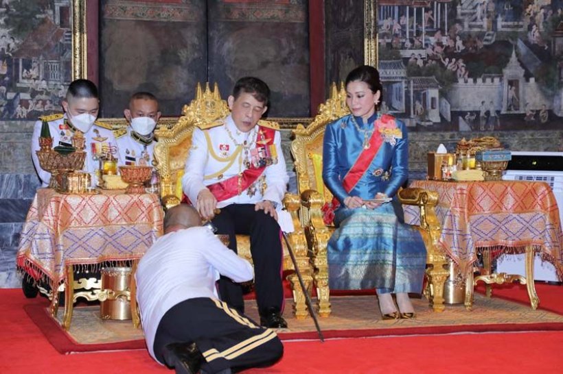 ประมวลภาพ ในหลวง-พระราชินีเสด็จฯถวายผ้าพระกฐิน 