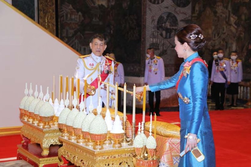 ประมวลภาพ ในหลวง-พระราชินีเสด็จฯถวายผ้าพระกฐิน 