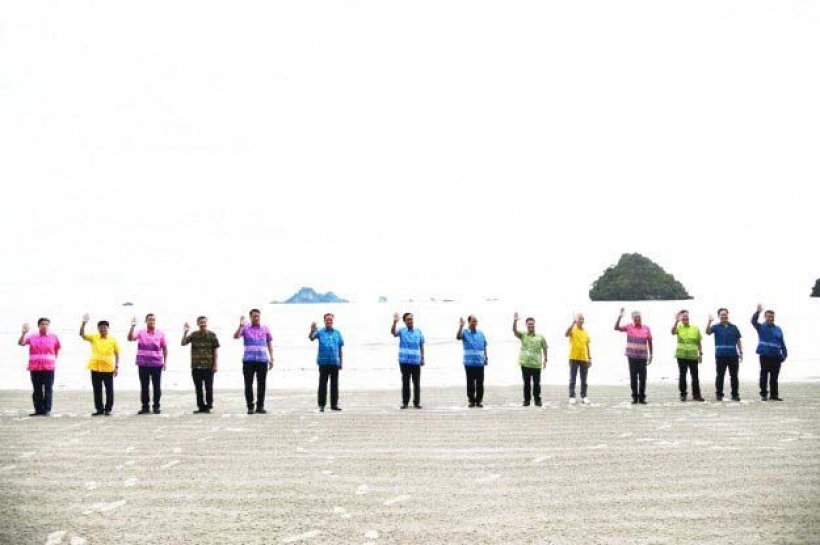 นานๆเห็นที! เปิดภาพมุมสบายๆของลุงตู่ ชิวๆริมชายหาดกระบี่