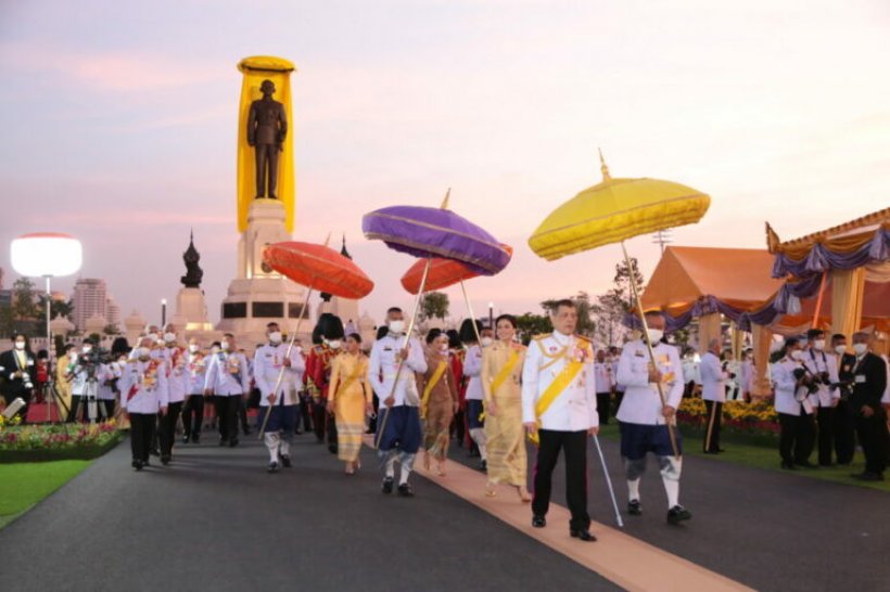 ‘ในหลวง-พระราชินี’ ทรงเปิดพระบรมราชานุสาวรีย์ ร.9