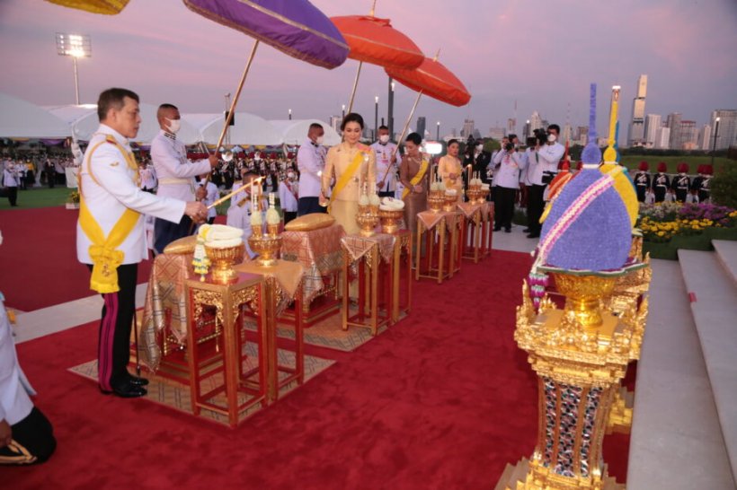 ‘ในหลวง-พระราชินี’ ทรงเปิดพระบรมราชานุสาวรีย์ ร.9