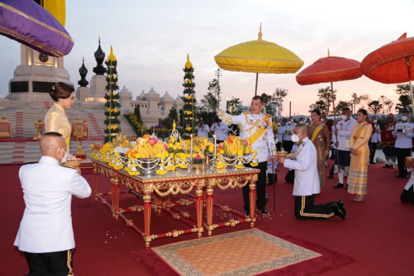 ‘ในหลวง-พระราชินี’ ทรงเปิดพระบรมราชานุสาวรีย์ ร.9