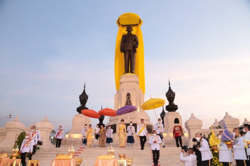 ‘ในหลวง-พระราชินี’ ทรงเปิดพระบรมราชานุสาวรีย์ ร.9