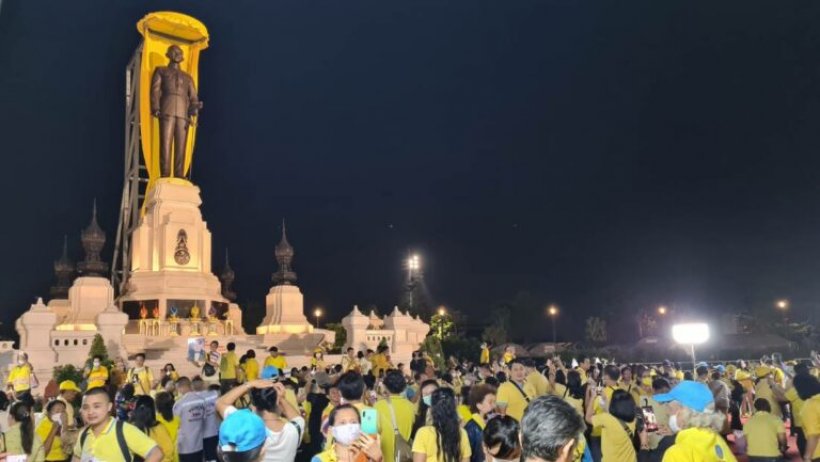 ‘ในหลวง-พระราชินี’ ทรงเปิดพระบรมราชานุสาวรีย์ ร.9