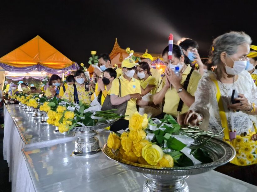 ‘ในหลวง-พระราชินี’ ทรงเปิดพระบรมราชานุสาวรีย์ ร.9