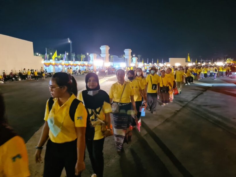 ‘ในหลวง-พระราชินี’ ทรงเปิดพระบรมราชานุสาวรีย์ ร.9