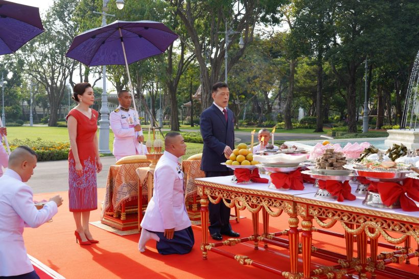 ในหลวง พระราชินี ประกอบพระราชพิธีสังเวยพระป้าย เทศกาลตรุษจีน