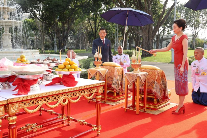 ในหลวง พระราชินี ประกอบพระราชพิธีสังเวยพระป้าย เทศกาลตรุษจีน