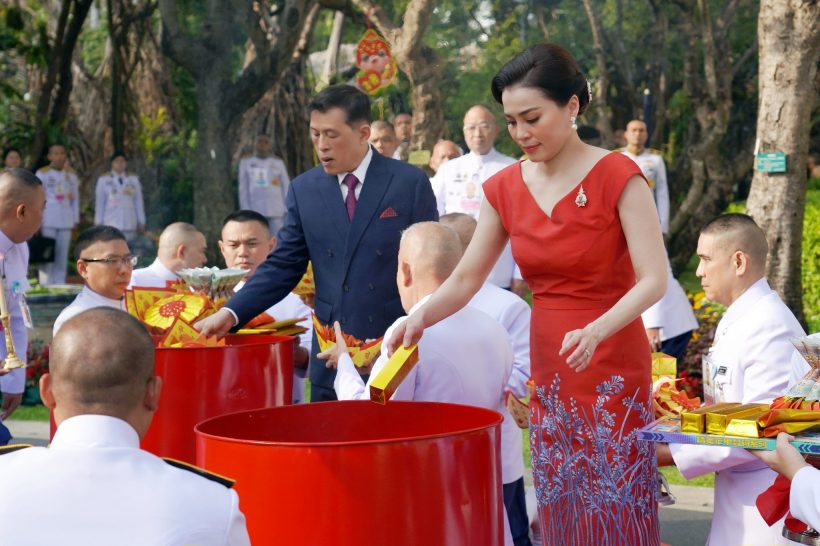 ในหลวง พระราชินี ประกอบพระราชพิธีสังเวยพระป้าย เทศกาลตรุษจีน