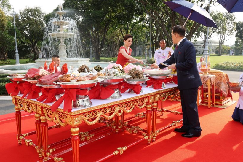 ในหลวง พระราชินี ประกอบพระราชพิธีสังเวยพระป้าย เทศกาลตรุษจีน