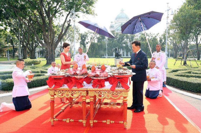 ในหลวง พระราชินี ประกอบพระราชพิธีสังเวยพระป้าย เทศกาลตรุษจีน