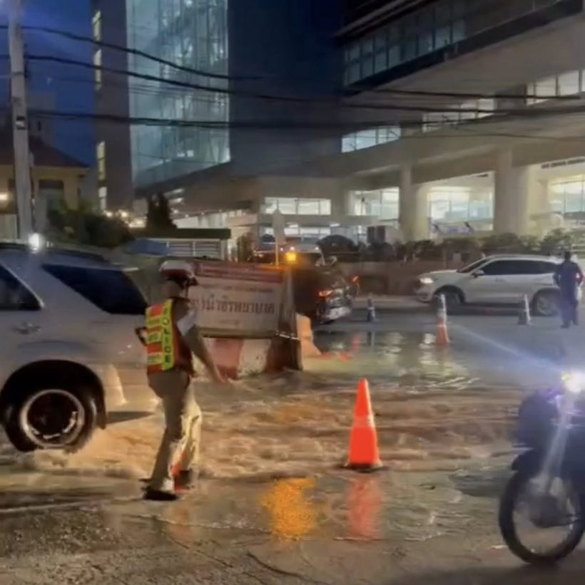 เปิดภาพก่อนถนนทรุด เป็นหลุมยักษ์หน้า รพ.วชิรพยาบาล