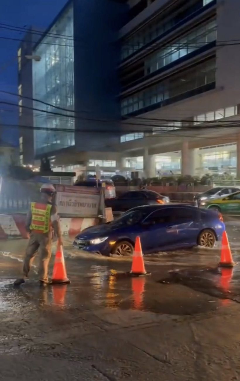 เปิดภาพก่อนถนนทรุด เป็นหลุมยักษ์หน้า รพ.วชิรพยาบาล