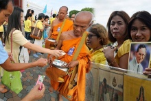 ภาพประทับใจ ชาวไทยพร้อมใจสวมเสื้อเหลือง พ่อหลวง ครองราชย์ครบ 70 ปี