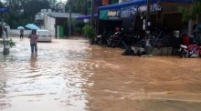 ฝนถล่มภูเก็ตนับชั่วโมง ชาวเลราไวย์อ่วม น้ำท่วมสูงเกือบครึ่งเมตร
