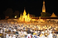 ไทย-ลาวนับหมื่น นุ่งขาว ร่วมสวดมนต์ข้ามปี บูชาพระธาตุพนม