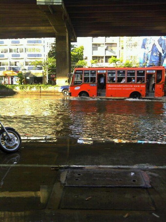 แยกปิ่นเกล้าอ่วมกว่า60ซม. ขณะที่คลองหกวา-เขตสายไหมน้ำสูงต่อเนื่อง รถ