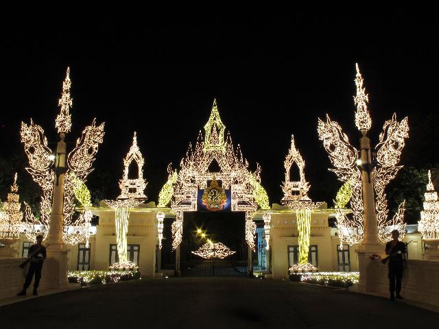 คนหลั่งไหลชมไฟหน้าวังสวนจิตรฯ-สื่อผสมหน้าวัดพระแก้ว