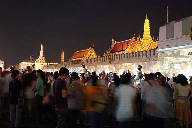 คนหลั่งไหลชมไฟหน้าวังสวนจิตรฯ-สื่อผสมหน้าวัดพระแก้ว