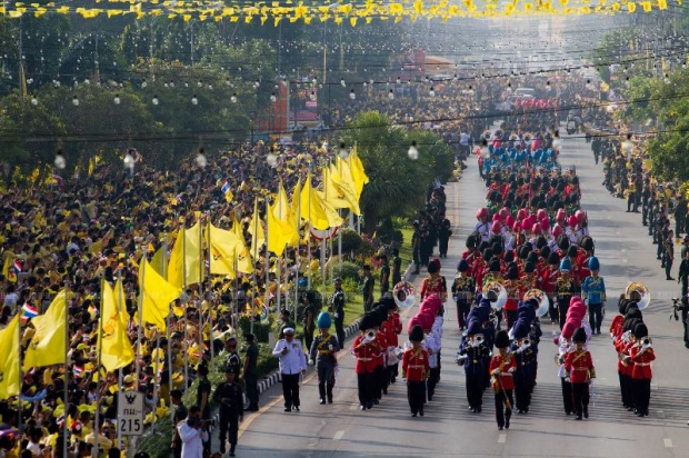 ประมวลภาพ นาทีประวัติศาสตร์ ในหลวง เสด็จออกมหาสมาคม ณ วังไกลกังวล 