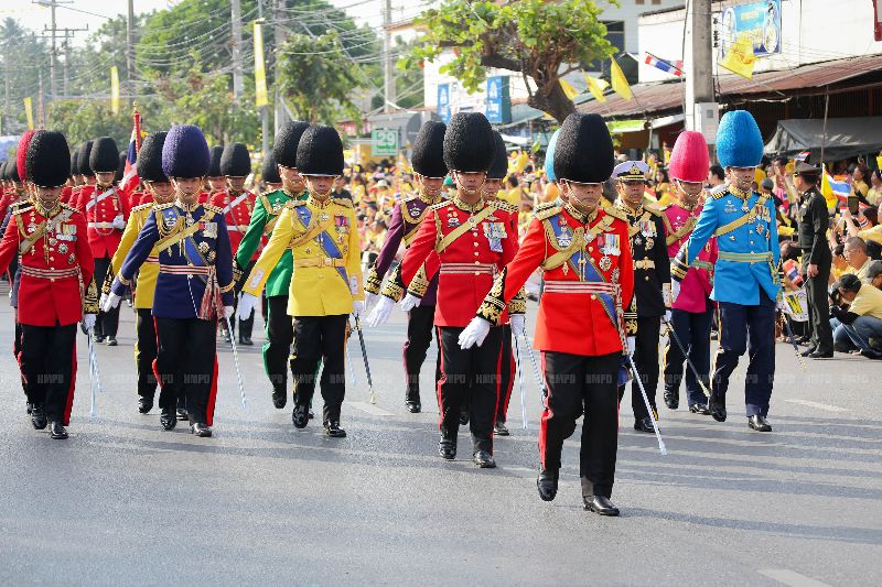 ประมวลภาพ นาทีประวัติศาสตร์ ในหลวง เสด็จออกมหาสมาคม ณ วังไกลกังวล 