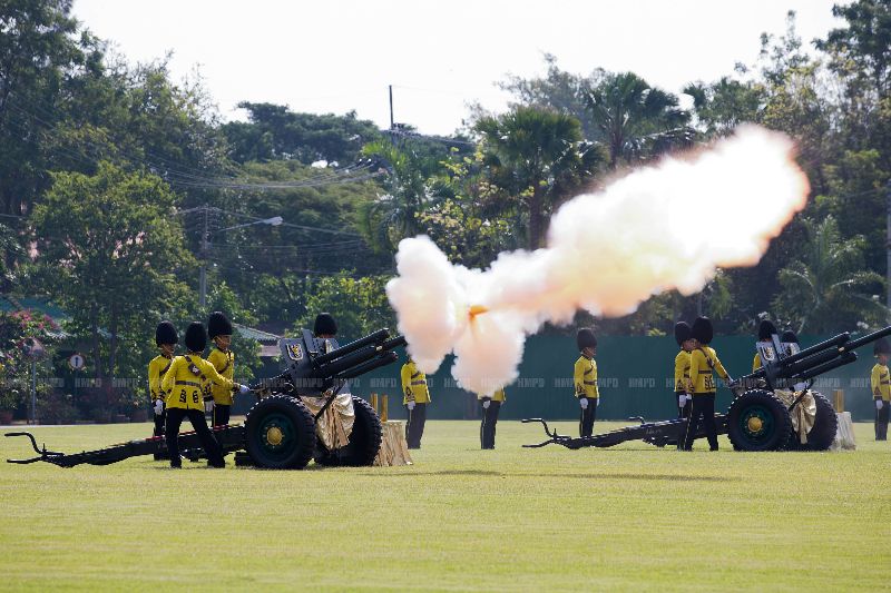 ประมวลภาพ นาทีประวัติศาสตร์ ในหลวง เสด็จออกมหาสมาคม ณ วังไกลกังวล 