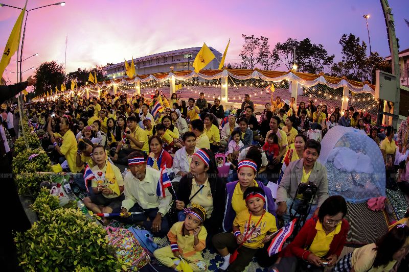 ประมวลภาพ นาทีประวัติศาสตร์ ในหลวง เสด็จออกมหาสมาคม ณ วังไกลกังวล 