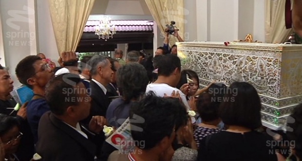 คนหลั่งไหลร่วมงานพระราชทานเพลิงศพ สุทิน ธราทิน