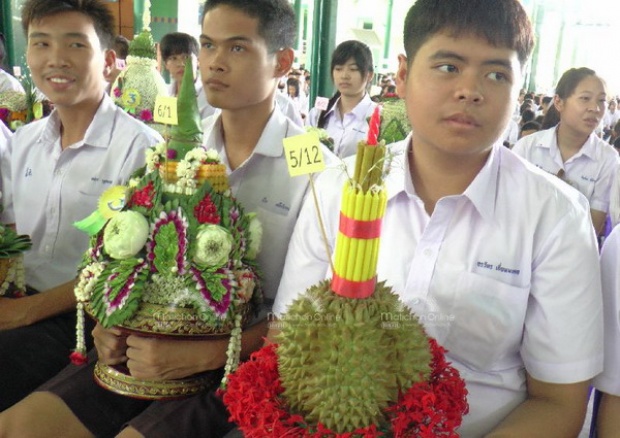 นักเรียนไอเดียเก๋ ไหว้ครูด้วยทุเรียน หวังจะบอกครูว่าพวกเราเรียนลูกเดียว