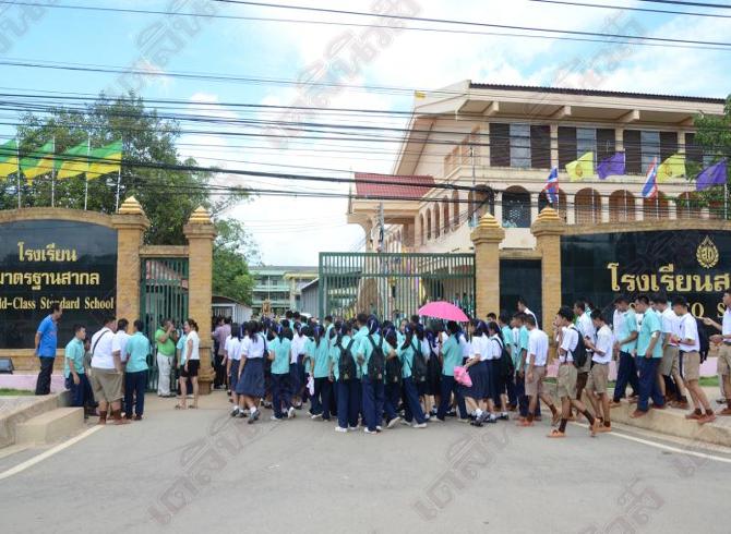 ประท้วง ผอ. หมกเม็ดชุด นร.ไร้คุณภาพ