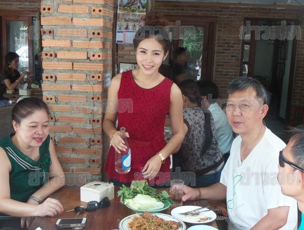 สาวพม่าเด็กเสิร์ฟร้านลาบเชียงใหม่ หน้าตาดีลูกค้าแห่อุดหนุน 