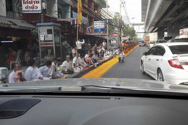 ชาวบ้านปะฉะดะพระวัดธรรมกาย เดินธุดงค์เหมือนม็อบการเมือง