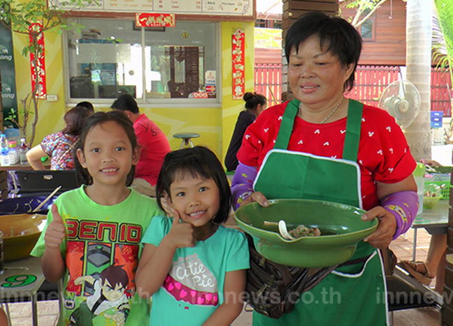 ตะลึง! ก๋วยเตี๋ยวชามอ่าง กินทั้งครอบครัว