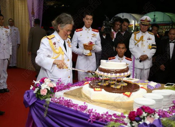 สมเด็จพระเทพฯ ทรงเป่าเค้ก วันคล้ายวันพระราชสมภพ