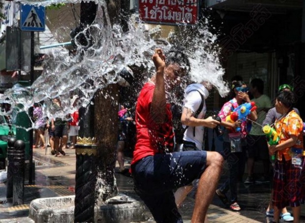 เก็บตกภาพสงกรานต์สีลมสุดหวือหวาแนบแน่นเย็นฉ่ำ