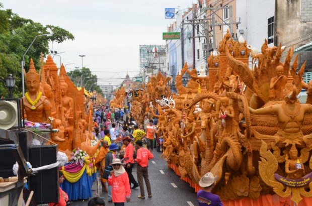 แห่เทียนโคราชคึกคัก ชาวไทย-ต่างชาติ ชมขบวนแห่ 43 วัด อย่างล้นหลาม