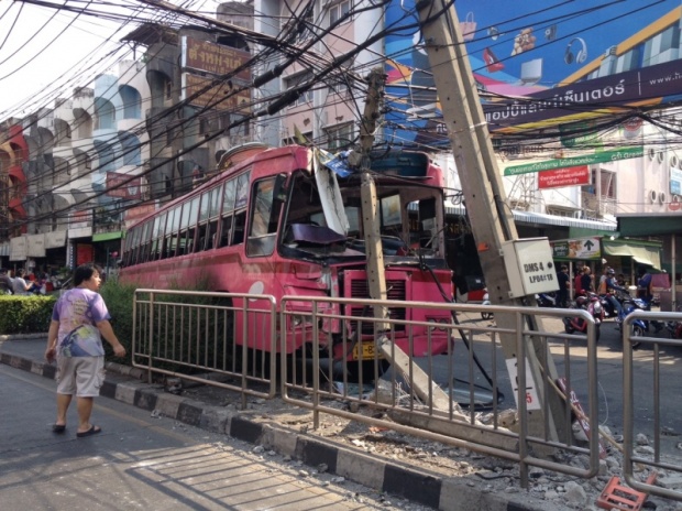 รถเมล์สาย 122 เสียหลักพุ่งชนเสาไฟฟ้า เสียหายหลายต้น