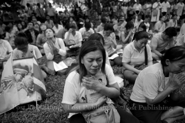 แผ่นดินร่ำไห้ แสนอาลัย ในหลวงของปวงชน