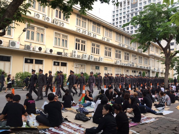 บรรยากาศประชาชนแต่งดำไว้ทุกข์ ทยอยจับจองที่รอขบวนพระราชพิธี