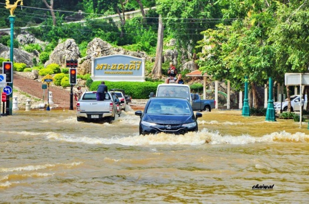 ”ประวัติศาสตร์”ที่ต้องบันทึก ช่างภาพรุ่มใหญ่ตระเวนถ่ายรูปน้ำท่วมเมืองเพชร