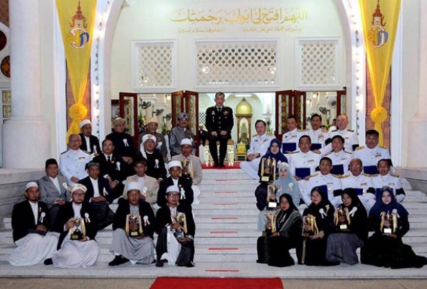 สมเด็จพระบรมโอรสาธิราชฯ ทรงรับพรจากผู้นำศาสนาอิสลาม ระหว่างเสด็จฯ ปัตตานี