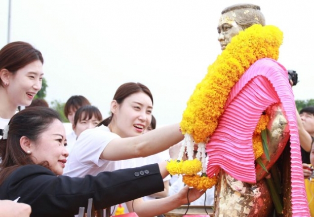 ทัพวอลเลย์บอลสาว ไทย-เกาหลี ถึงโคราช สักการะ ‘ย่าโม’ ก่อนลุยศึกลูกยาง “ออลสตาร์ ซูเปอร์แมตช์”