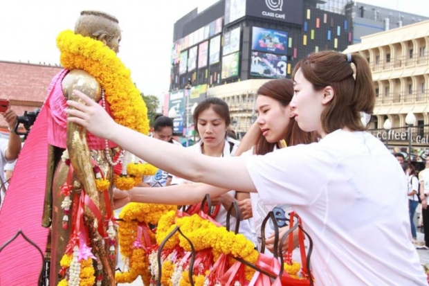 ทัพวอลเลย์บอลสาว ไทย-เกาหลี ถึงโคราช สักการะ ‘ย่าโม’ ก่อนลุยศึกลูกยาง “ออลสตาร์ ซูเปอร์แมตช์”