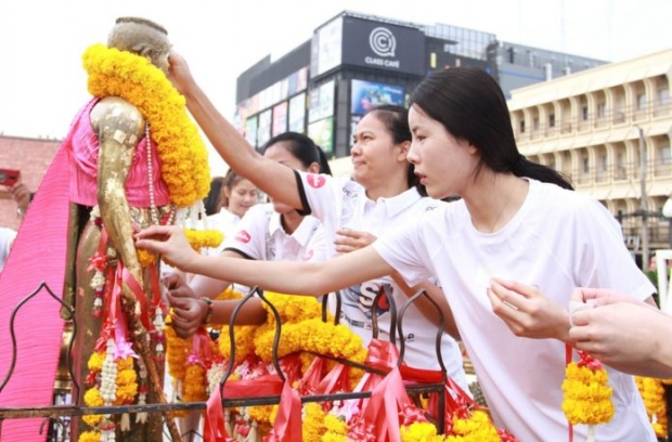 ทัพวอลเลย์บอลสาว ไทย-เกาหลี ถึงโคราช สักการะ ‘ย่าโม’ ก่อนลุยศึกลูกยาง “ออลสตาร์ ซูเปอร์แมตช์”