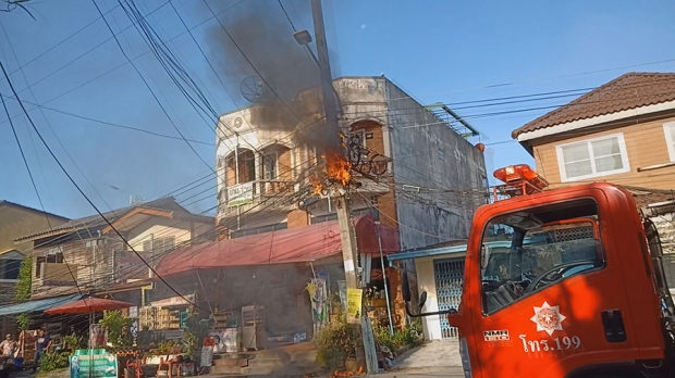 ไฟไหม้สายสื่อสาร หวิดเผาวอดตลาดท่าชี จ.นครศรีธรรมราช