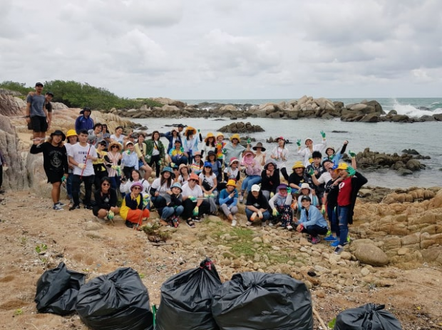 โปรเจค #เกาะมันนอกสวยด้วยมือนุช ระดมเก็บขยะหลัง “เป๊ก ผลิตโชค” กระเบื้องบาดเท้า