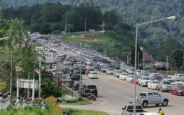 แห่เที่ยววันหยุดยาว สัมผัสลมหนาว เขาค้อ-ภูทับเบิก รถติดหนึบหลายกิโล