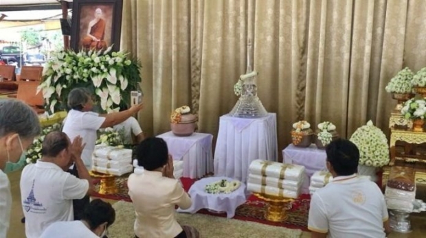 ทำบุญเก็บอัฐิ  ‘หลวงพ่อสุดใจ’ บรรจุในเจดีย์แก้ว-ลูกศิษย์แน่น