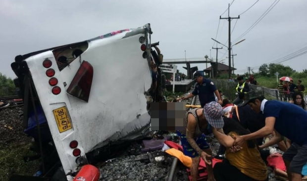 โศกนาฏกรรมรถไฟชนรถบัสสายบุญ แหลกทั้งคัน ยอดดับยังพุ่ง!