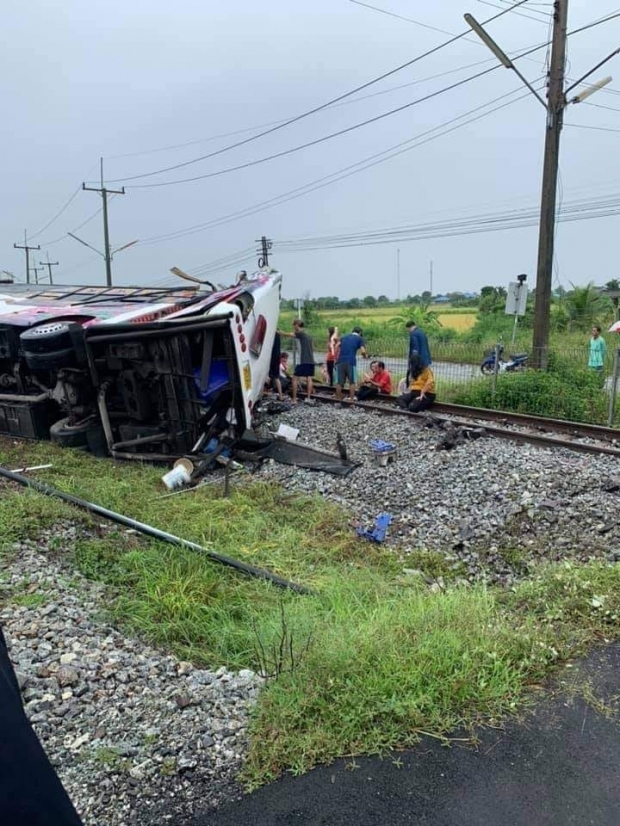 โศกนาฏกรรมรถไฟชนรถบัสสายบุญ แหลกทั้งคัน ยอดดับยังพุ่ง!